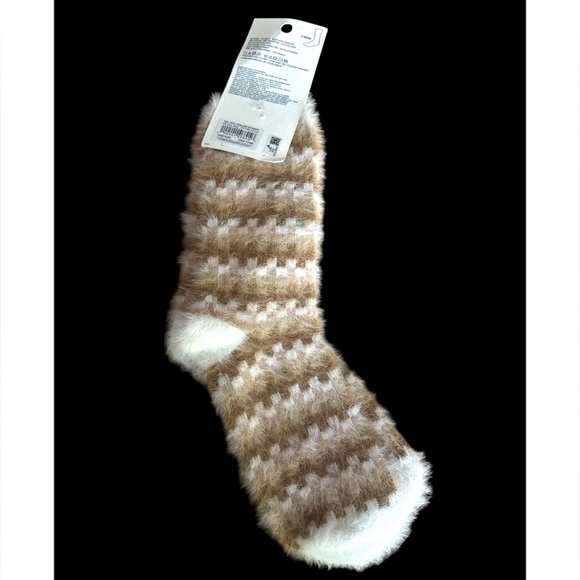 American Eagle Fuzzy Crew Socks NWT - Picture 2 of 3